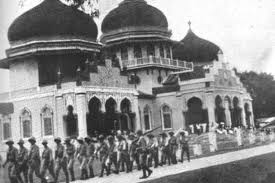 Jepang memilih tarakan sebagai tempat pertama kali mendarat di indonesia, bukan merupakan suatu hal yang kebetulan, tarakan memiliki sumber daya alam. Kedatangan Jepang Di Indonesia Mengapa Disambut Gembira Halaman All Kompas Com