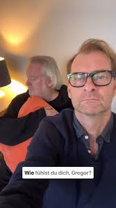 Kein Unterschied in Sicht, oder? Naja außer beim Ort, da schon. Wir  wünschen viel Vergnügen beim Nachhören des ersten Live-Podcasts!, Link zu  "Sprechblasen" in der Bio.