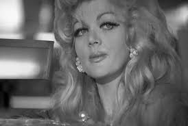 Performatywne identyfikacje