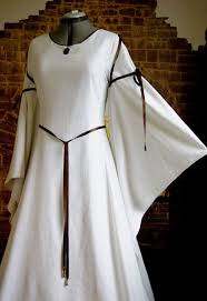 Unser elegantes mittelalter kleid esther wurde aus edelster baumwolle gefertigt, mit durch eine schnürung im rückenbereich, lässt sich das kleid wunderbar an den körper anpassen und eignet sich nicht nur als hochzeitskleid, sondern auch für andere. Brautkleid Mittelalter Hochzeitskleid Gewandung Mittelalter Hochzeitskleid Kleidung Frauenkleider