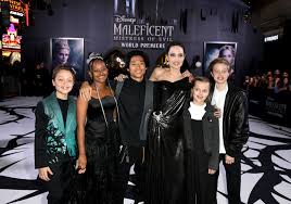 Çiftin 6 tane çocukları olduğu için sık sık bir araya geliyorlar. Angelina Jolie Co Star Called As Witness In Actress Custody Trial With Brad Pitt Exbulletin