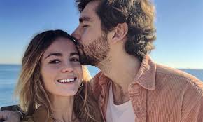 Este 2020 nos habrá colocado una mascarilla full time pero nos está quitando muchas máscaras y caretas. La Divertida Felicitacion De Sofia Ellar A Su Novio El Cantante Alvaro Soler Noticias Hola Com