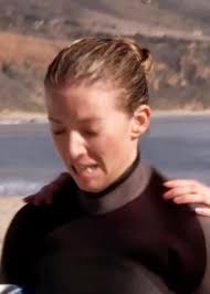 I love that Naomi is clearly attacking a stuntwoman instead of Ivy in this  scene 🤣 : r/90210