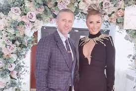 Conjugare online pentru verbul a lua în limba română la toate timpurile verbale. LaurenÈiu Reghecampf A Luat O Iar De SoÈie Pe Anamaria Prodan Cum IÈi DeclarÄ Dragostea Impresara EÈti Mai Frumos Decat Un RÄsÄrit De Soare Foto