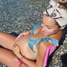 Το πρώτο βίντεο μετά τις φήμες ότι διανύει τον έκτο μήνα της εγκυμοσύνης της ανήρτησε στον προσωπικό της λογαριασμό στο instagram. Basilikh Milloysh Askhseis Gia Thn Egkymosynh Infokids Com Cy