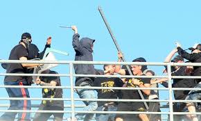 Μερίδα οπαδών των κιτρινόμαυρων που είχε θέση στα επίσημα του ολυμπιακού σταδίου, επιτέθηκε. Paok Aek Epeisodia Onsports Gr