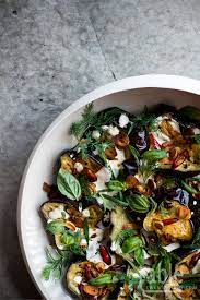 Aubergine Herb Salad With Garlic Yoghurt Dressing Idee Recette Vegetarienne Recette Vegetarienne Recette Plat Vegetarien