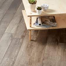 Lassen sie sich vom unvergleichlich weichen griff dieses edlen materials verführen! Goodhome Bannerton Dark Mahogany Effect Laminate Flooring 2 06m Pack Diy At B Q