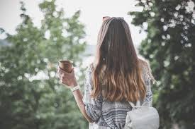 Gambar foto keren perempuan dari belakang sumber : 7 Pikiran Pria Saat Mengamati Wanita Dari Belakang Madjongke