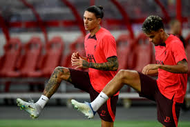 Adrian spiller ikke mange kamper, men han har en viktig rolle utenfor  fotballbanen