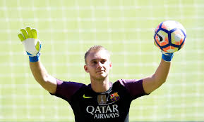 Goalkeeper has a small muscle tear to his right leg; Report Everton Fall Short In Proposal For Jasper Cillessen As Valencia Seek 32m Fee