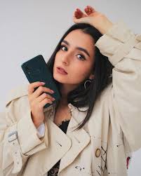 Потому, что в шк в 6 лет пошла. Anna Trincher Nazvala Svoj Gonorar V Seriale Shkola Video