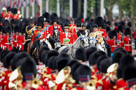 To watch the trooping of colour, the public is advised to watch from the mall or from st. Queen Elizabeth Feiert Geburtstag Das Steckt Hinter Trooping The Colour Gala De