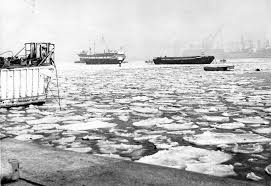 This is not a sight you would expect to see in london but this man is taking a leaf out of the eskimo's book and going ice fishing on the thames. 17 Photos Showing How The 1963 Big Freeze Brought Portsmouth To A Standstill The News