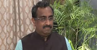 Hindu priest Rakesh Bhatt opens DNC Day 3 with 'Om Shanti': Watch as  'Vasudhaiva Kutumbakam' resonates in Chicago