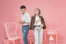 Tema kafetaria seperti yang dipamerkan oleh pasangan gary tamara bisa jadi pilihan prewedding unik outdoor buat kamu penyuka gaya simple but edgy. Inspirasi Foto Prewedding Unik Abadikan Momen Romantis Bersama Pasangan Dans Media