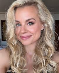 Jessica Collins's Instagram, Twitter & Facebook