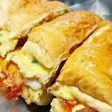 #roti #rotijohn #resepmembuatrotijohn assalamualaikum wr wb hii guys ada yang pernah coba roti john? Resepi Roti John Sedap