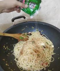 Aglio olio adalah resepi klasik orang orang itali yang bahan utamanya ialah bawang putih dan minyak olive. Resepi Spaghetti Aglio Olio Mudah Dan Menyelerakan Saji My