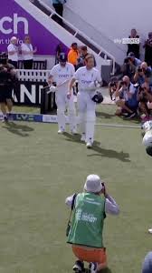 Not a dry eye in the house for Stuart Broad’s guard of honour… 👏🥺  #TheAshes