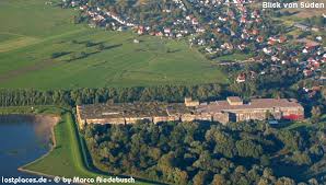 The walls are 4.5 metres (15 ft) thick. Uboot Bunkerwerft Valentin Bremen Farge