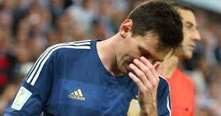 Los jugadores aparecieron en el campo luciendo una imagen del 'pelusa' en el pecho. Las Arcadas De Messi Y Otras Imagenes De La Final Del Mundial Fotos El Huffpost