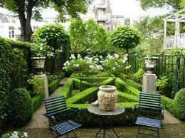 Tiny Formal Garden Via Paris Style Antiques On Facebook Small Courtyard Gardens Backyard Garden Design Small Garden Design