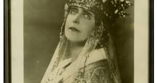 Prima Statuie A Reginei Maria Din Afara GraniÅ£elor Romaniei AmplasatÄƒ La Ashford In Marea Britanie Locul SÄƒu De Nastere