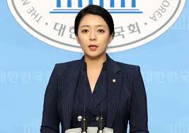 +5 11.12 승무원 출신 레이싱 모델.gif. ì¼ê°„ìŠ¤í¬ì¸ 