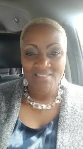 Myra Lyons Robinson Independent Sales Director 进行了直播。