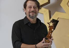 Para votar por telefone, ligue 760 103 + código da foto (veja na galeria o seu favorito). Antonio Pedro Cerdeira Dedica Trofeu A Alguem Especial Este Premio E Para O Pedro Lima