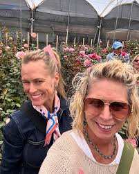 🇪🇨 Ecuador you don't disappoint!!! Grateful for this opportunity to visit  amazing farms, make relationships, learn about the life and struggles of  growing, breading the roses we love, see new exciting varieties,