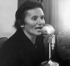 Siete postales al alcance del oído y una fotografía familiar por el  cumpleaños de Elizabeth Altino Teixeira