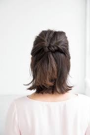 1分でできる簡単ヘアアレンジ ボブ ショートを大人っぽく見せる ハーフアップ くるりんぱ ボブ ヘアアレンジ 簡単 ショートボブ ハーフアップ ボブ ヘアアレンジ
