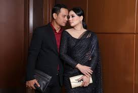 Bukan aku tidak usaha untuk membuangnya tetapi 'dia' tetap saja berdiri teguh di situ sehinggakan aku berasa lali. Eh Hello Bukan Artis Saja Nak Bercerai Fasha Sandha Sekolahkan Netizen Label Selebriti Suka Kahwin Cerai Hiburan Mstar