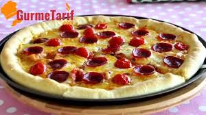 İlk olarak yapmamız gereken işlem pizza hamuruna un ve tuzu ilave ediyoruz. Italyan Pizza Tarifi Gurme Tarif