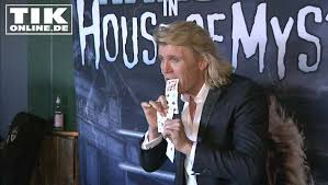 Buy one, get one ticket to hans klok''s, the beauty of magic the show features a cast of 20 international dancers, over 40 illusions and pamela anderson. Hans Klok Uber Die Magie Seinen Neuen Freund Und Die Grosse House Of Mystery Tour Tikonline De