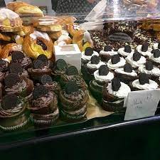 How Delicious Are These Ginormous Cupcakes From Continental Bakery Vanilla And Chocolate Oreo Cupcakes And My Bbc Good Food Show Chocolate Oreos Oreo Cupcakes