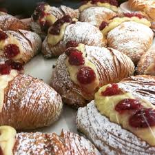 Bevor wir zum flughafen gefahren sind, haben wir für unsere reisende, die sich antico forno delle sfogliatelle calde fratelli attanasio angesehen haben, interessierten sich auch für Sfogliatelle Of Naples Italy Magazine