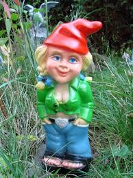 Für die einen ist er das symbol des deutschen kleinbürgertums, für die anderen eine traditionsreiche aufwertung des eigenen vorgartens. Gartenzwerg Mandy Zwergenfrau Aus Bruchfestem Pvc Zwerg Made In Germany Figur Ebay