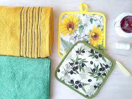 Wrap around towel toppers are fun and unique towel hangers that are designed where the towel wraps around the oven handle or a towel rack! How To Make Hanging Kitchen Towels 2 Ways Gathered Or Folded Hello Sewing
