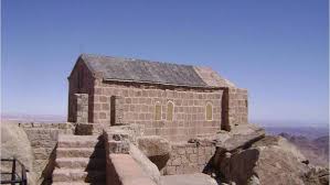 هنا أمر الله تعالى موسى اخلع نعليك إنك بالوادي المقدس