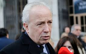Deux jours plus tard, après avoir été reçu par jorge sampaio, pedro santana lopes annonce que le président de la république compte dissoudre l'assemblée de la république, critiquant cette décision. Pedro Santana Lopes Lider Do Alianca Permanece Internado Apos O Aparatoso Acidente Na A1 Nova Gente