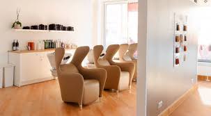 Un Bac De Lavage Coiffure Confortable Et Design Deco Salon De Coiffure Decoration Maison Deco Salon