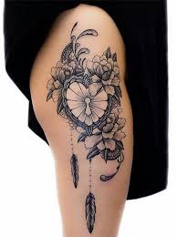 Découvrez un magnifique tatouage lettering et fleur de lotus phrase sur dos pour femme ! Tatouage Cuisse Femme Les 50 Plus Beaux Tatouages