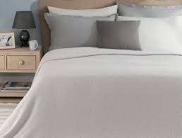 Yatak örtüsü tek kişilik olarak seçildiğinde daha kolay ve fikir ayrılıklarına sebebiyet verilmeden seçilebilir. Mercredi Tek Kisilik Yatak Ortusu Gri Madame Coco