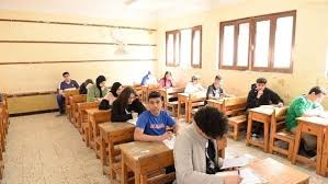 طلاب الشهادة الإعدادية بالإسماعيلية يختتمون امتحانات نهاية العام بمادة  العلوم - موقع في الجامعة