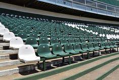 La cancha de sarmiento de junin cuenta con una platea, que incluye una parte techada y el resto descubierta, palcos ( en la parte superior de la platea) , y tribunas populares para locales y visitantes, una de ellas enfrente a la platea y la otra en el sector que da hacia la avenida arias, la ultima en ser construida hasta la fecha. Asientos Para Estadios