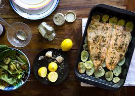Para acompañar la trucha una salsa de espárragos verdes. Trucha Al Horno Con Limon Y Oregano Receta De Espiaenlacocina Cookpad