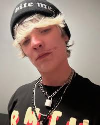 Throw me in a glass house 🏠 everybody come and see….🤤🥲😣